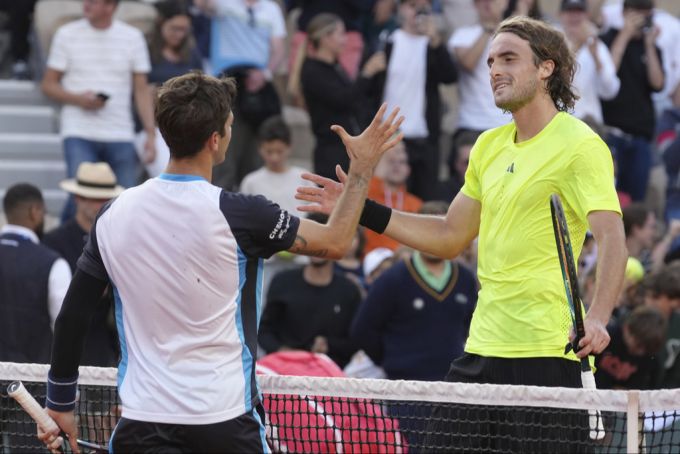 Stefanos Tsitsipas gratuliert Matteo Gigante nach dem Match zu dessen Sieg. matteo gigante