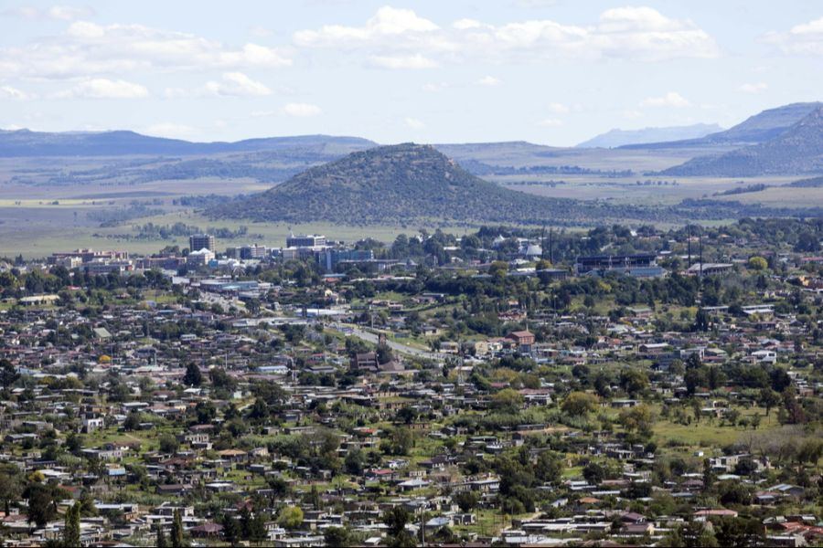 Die Zölle wurden zwar bis zum 1. August ausgesetzt. Es gilt jedoch wie im Rest der Welt auch auf Ausfuhren aus Lesotho ein 10-Prozent-Basis-Zoll.