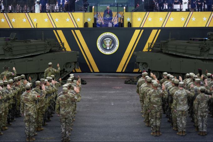 Soldaten salutieren vor Donald Trump. Donald Trump