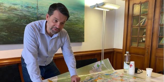 Daniel Spinnler zeigt auf die brachliegenden Areale in Liestal. Daniel Spinnler