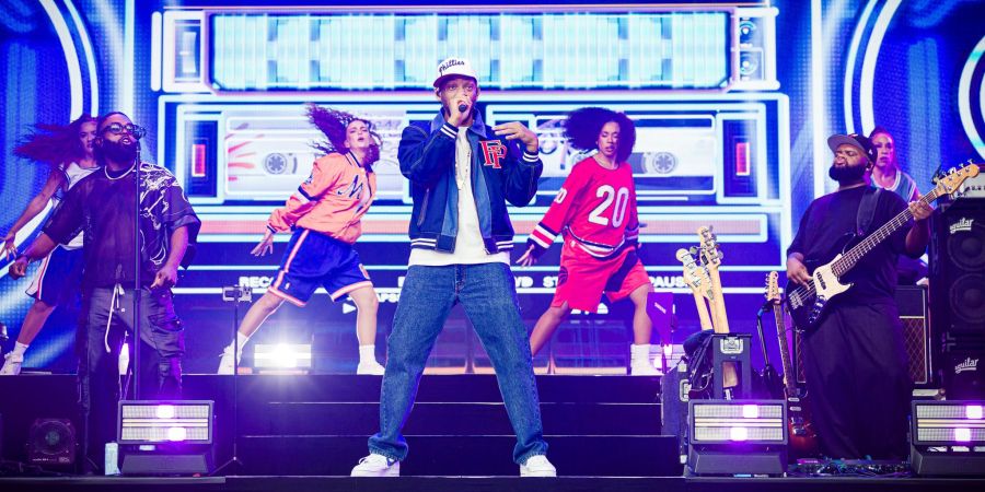 Mit Tänzerinnen und Liveband sorgt Will Smith in Wolfsburg für Stimmung.