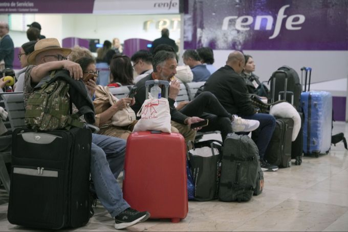 Aufgrund des Blackouts in Spanien sassen viele Menschen an Bahnhöfen und Flugplätzen fest. blackout spanien