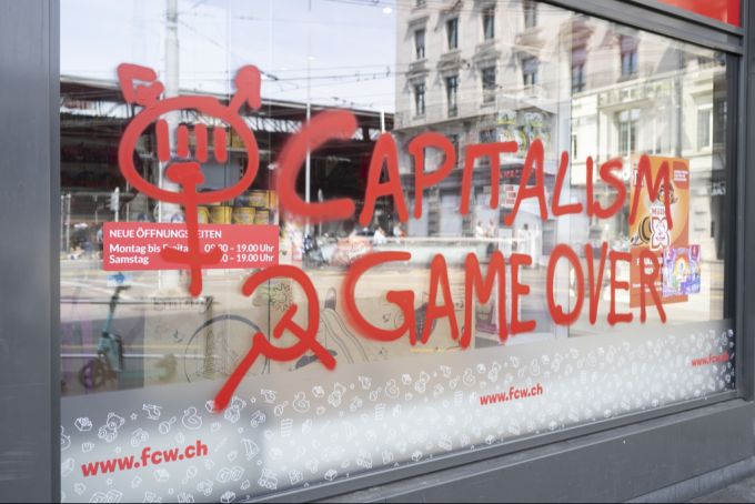 Anti-kapitalistische Sprayereien nach der Demo zum 1. Mai 2024 in Zürich. Spray