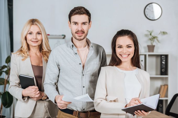 Schulische Weiterbildung kann viele Türen in die Arbeitswelt öffnen. Weiterbildung