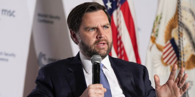 JD Vance spricht eine klare Warnung an alle Fans, die zur WM 2026 in die USA reisen, aus. vance
