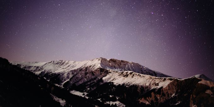 Nächtlicher Sternenhimmel über den Schweizer Alpen. (Symbolbild) Berg Schnee Himmel Sterne