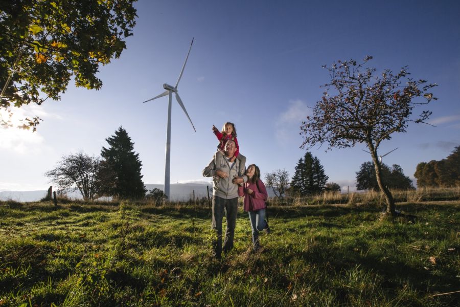 Von St-Imier, nur 5 Minuten von Courtelary entfernt, bringt Sie die Standseilbahn direkt zur Erlebniswelt «Espace découverte Énergie» auf dem Mont-Soleil. Hier können Sie zwischen Solarstation und Windmühlen mit Elektrofahrzeugen die Landschaft erkunden oder auf dem 5,8 km langen «Sentier des Monts» informative Stationen zu erneuerbaren Energien und Naturthemen entdecken.