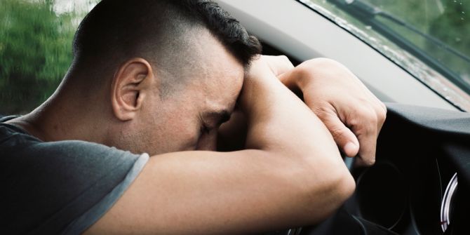 Mann schlaffen Steuer Auto