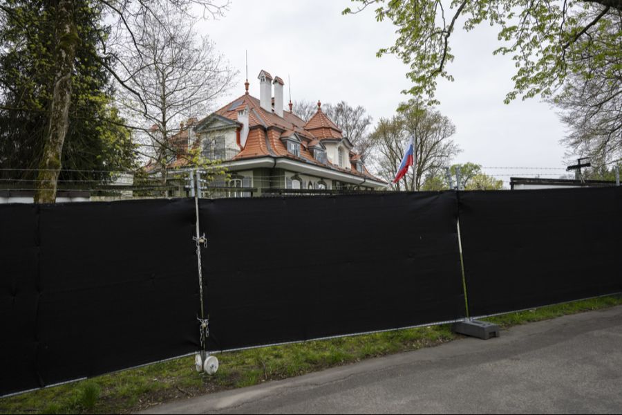 Die russische Botschaft in Bern wurde im Jahr 2023 mit einem Sichtschutz rundum das Gelände abgesichert.
