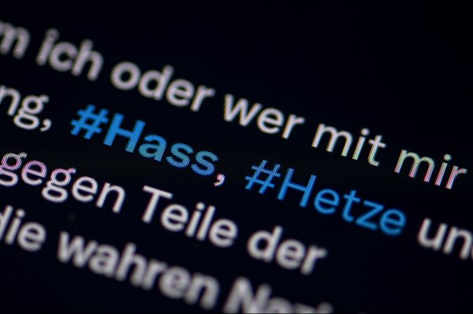 In den Echokammern der «Manosphere» werden junge Männer in ihrem Hass gegen Frauen radikalisiert. Hass Hetze Internet