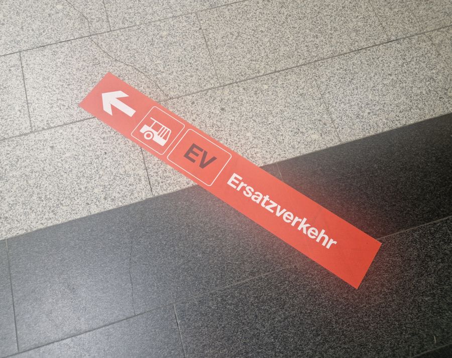 Am Bahnhof in Freiburg ist der Weg zu den Bahnersatzbussen gut beschildert.