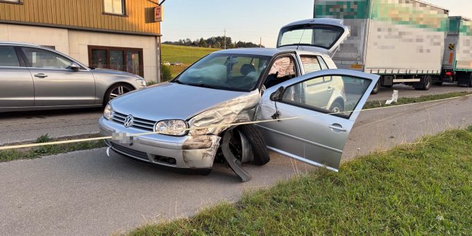 In Lütisburg sind ein Auto und ein Lieferwagen kollidiert. Kollision in Lütisburg