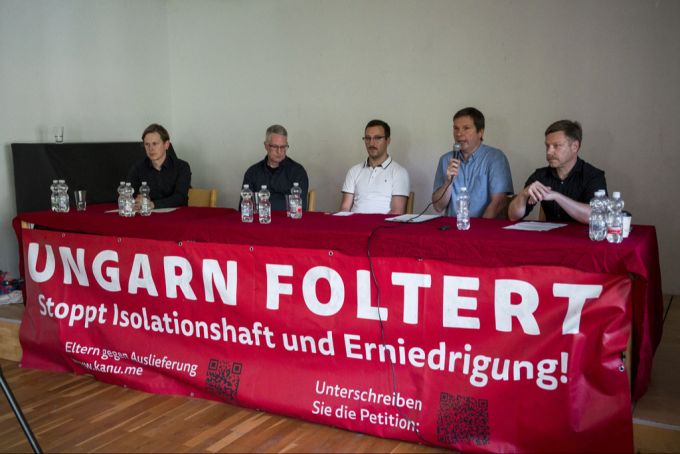 Wolfram Jarosch (2. v.r.), Vater von Maja T., kämpft weiter für die Entlassung von T. ungarn