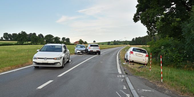 In Sempach sind mehrere Fahrzeuge kollidiert. Kollision in Sempach