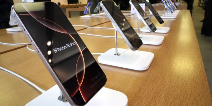 Apple will seine US-iPhones künftig in Indien herstellen lassen. Das hat einen positiven Effekt an der Börse. Apple iPhone