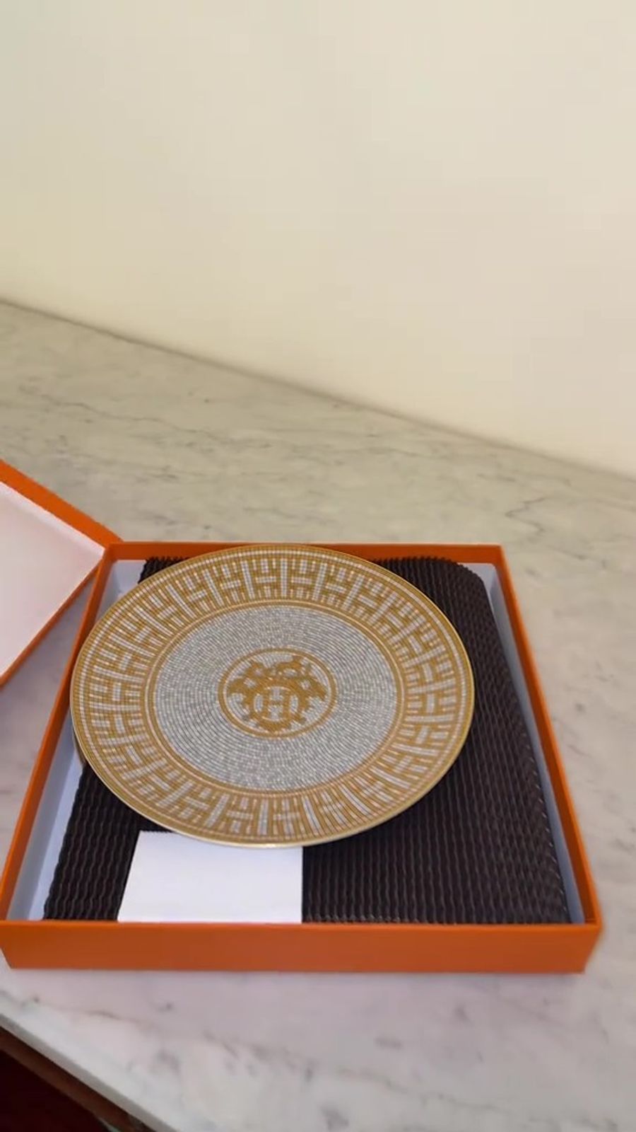 Luxusgüter Hermes Schrank