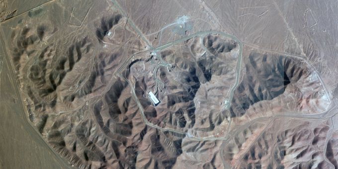 Ein Satellitenbild zeigt die in den Bergen gelegene Atomanlage Fordo und Krater durch den Beschuss des US-Militärs. Atomanlagen
