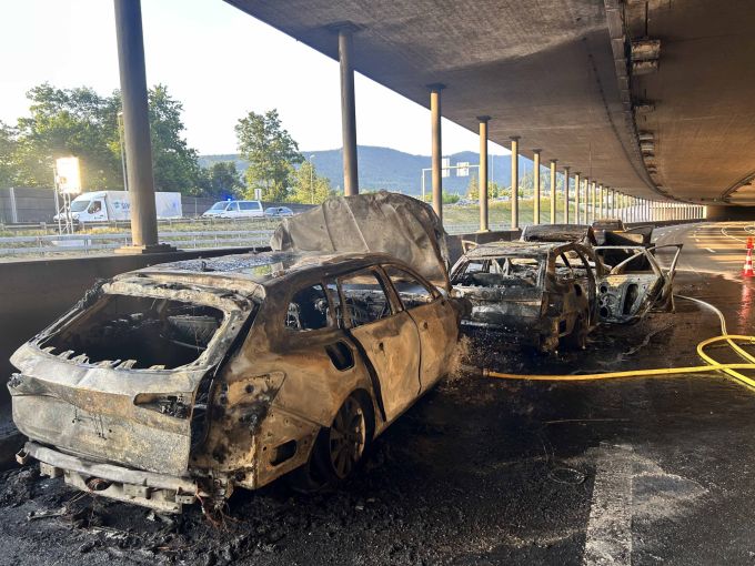 Vier Autos gerieten in Brand. Brand