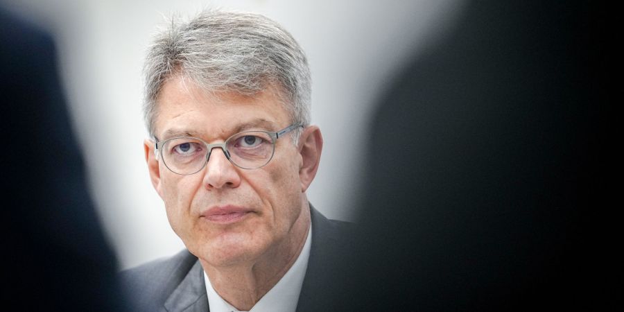 Der neue Verkehrsminister ist mit der Leistung der Deutschen Bahn unzufrieden.