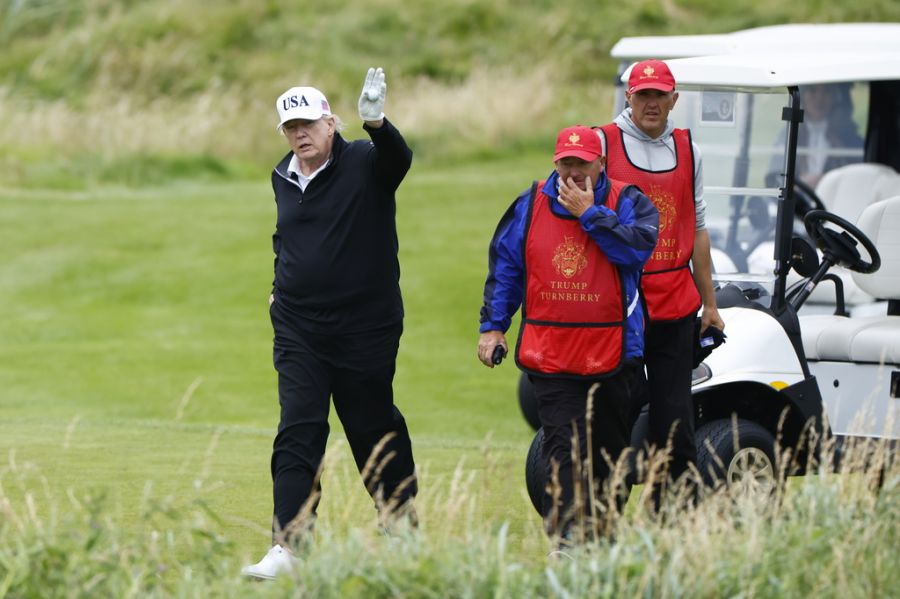 ...liess einer seiner beiden Caddys vor der Sandbank heimlich einen Golfball fallen.