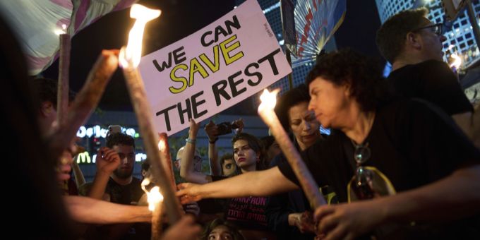 Tel Aviv - Tausende demonstrieren in Israel gegen Ausweitung des Gaza-Kriegs