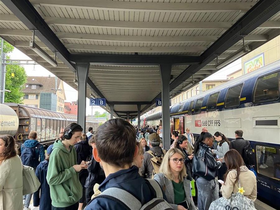 Am Bahnhof Meilen warten viele Pendelnde auf den Zug in Richtung Zürich.