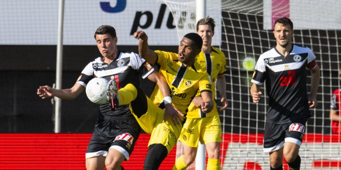 Luganos Georgios Koutsias im Duell mit Rayan Raveloson von YB. YB