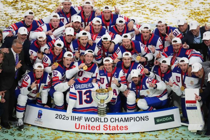 Das US-Team gedenkt beim WM-Erfolg dem verstorbenen Johnny Gaudreau. Eishockey-WM