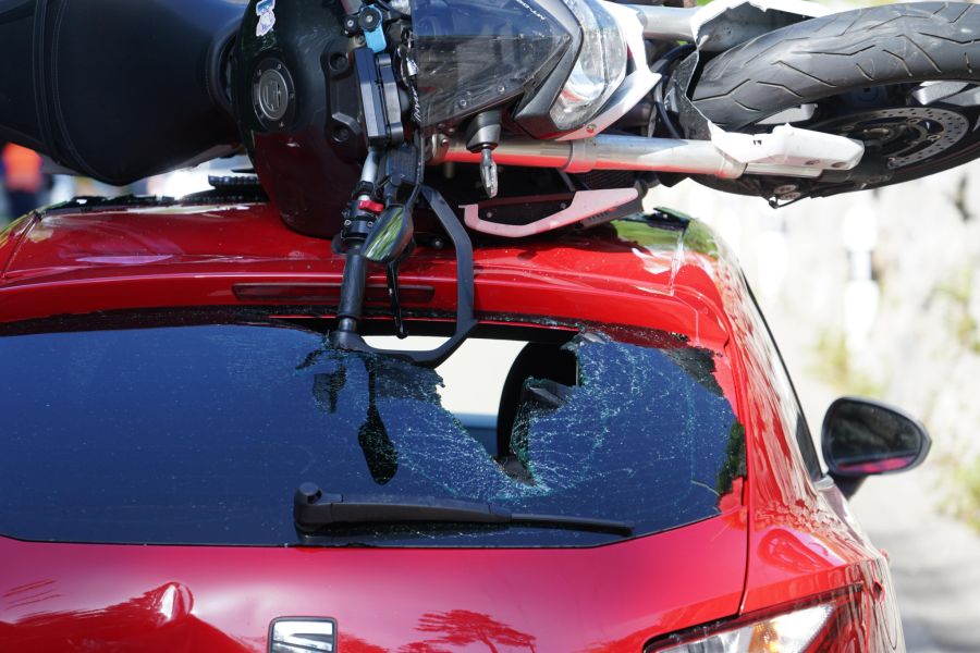 Durch die Wucht des Aufpralls wurde der Töff auf das Auto geschleudert.
