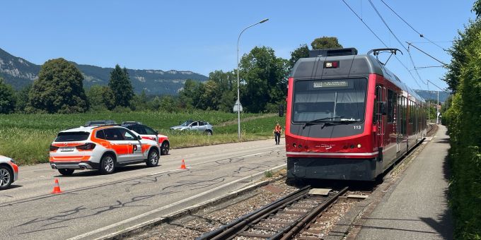 Feldbrunnen SO: Kollision zwischen Auto und «Bipperlisi» – drei Personen verletzt. Feldbrunnen SO