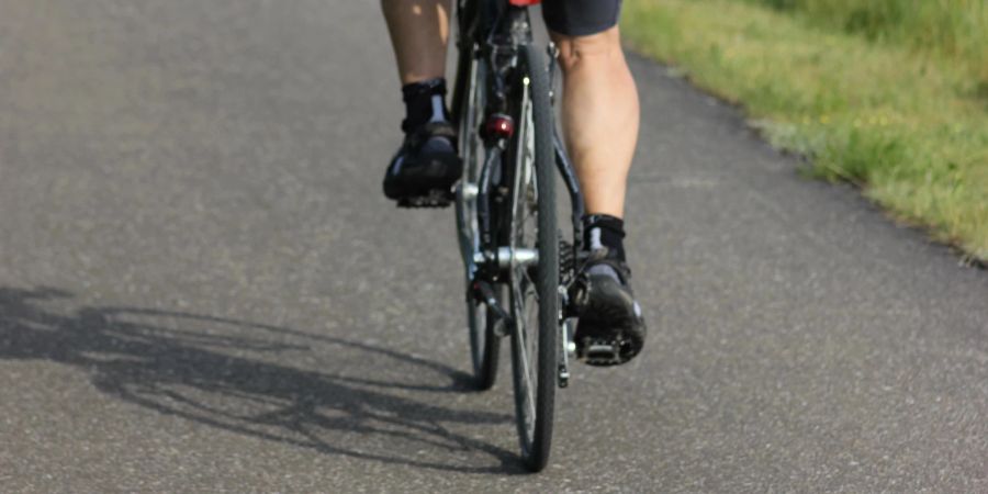 Besonders schwer wiegt ein Angriff mit einem Auto auf einen Velofahrer. (Symbolbild)
