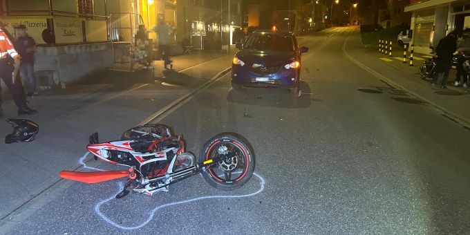 Gommiswald SG - Töfffahrer (16) bei Frontalkollision verletzt