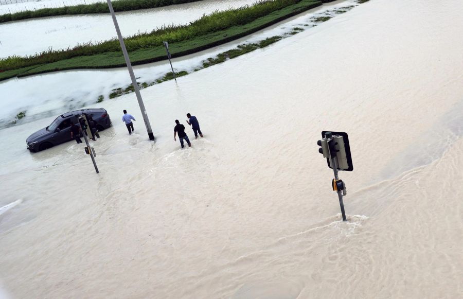 Die Strassen in Dubai waren wegen den heftigen Regenfällen überflutet.