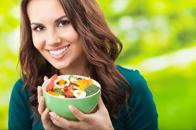 Eine gesunde Ernährung kann zur Gewichtsabnahme beitragen. Frau mit gesundem Essen
