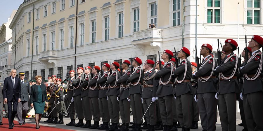 Empfang mit militärischen Ehren: Bundespräsidentin Viola Amherd und ihr österreichischer Amtskollege Alexander Van der Bellen im inneren Burghof in Wien.