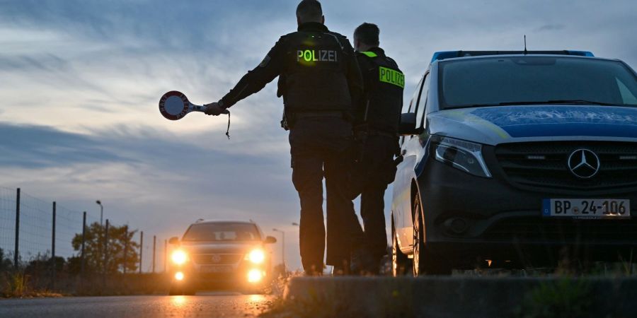 Die meisten wurden wegen nicht bezahlten Geldstrafen nach Taten wie Fahren ohne Fahrerlaubnis, Diebstahl oder Betrug verhängt.