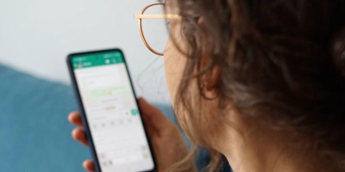 Eine junge Frau ist an ihrem Handy auf Whatsapp aktiv. Doch was passiert, wenn der Messagedienst ausfällt? Whatsapp Instagram