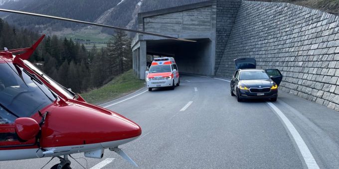 Zernez: Kollision zwischen Motorrad und Personenwagen. Zernez: Kollision