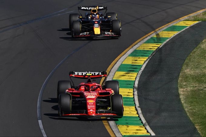 Carlos Sainz (Ferrari) vor Max Verstappen (Red Bull) beim Australien-GP der Formel 1. Formel 1 Sainz Ferrari