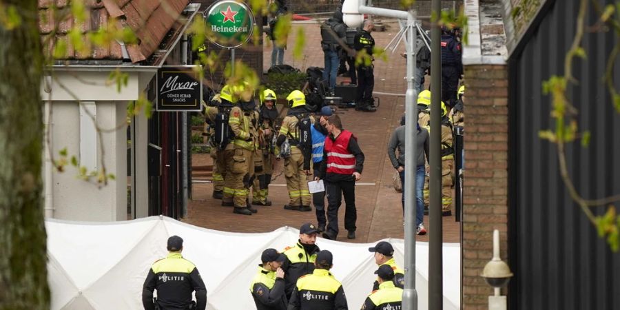 Ein Man soll eine Bar mit Waffen und Sprengstoff betreten und gedroht haben.