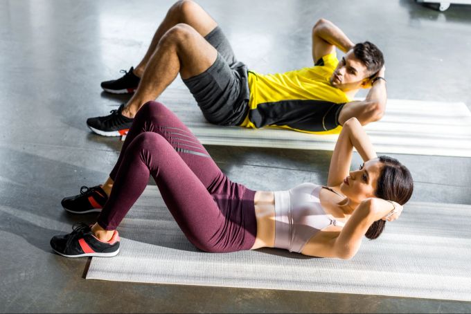 Körperliche Aktivität ist wichtig, um sich in Form zu bringen. Paar beim Sport