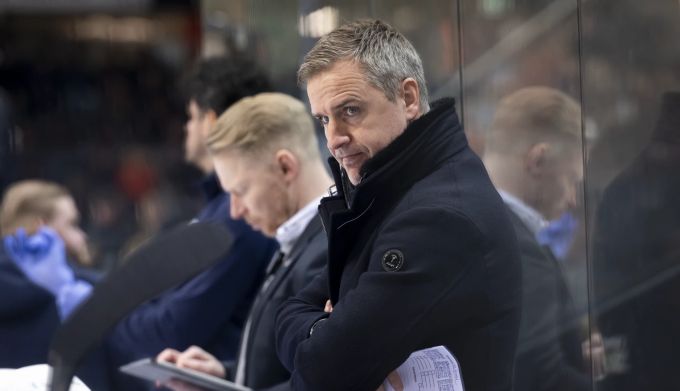 Zugs Heachcoach Dan Tangnes während dem sechsten Spiel des Playoff-Viertelfinals gegen den SCB. Dan Tangnes