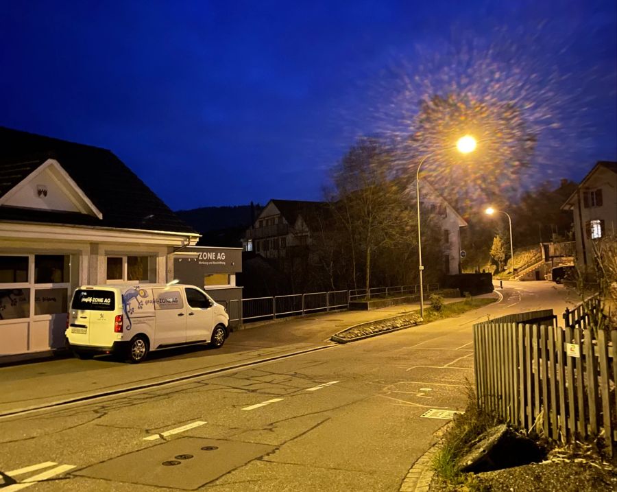 Die Gabelung führt auf die laut Reto S. «unübersichtliche» Dorfstrasse.
