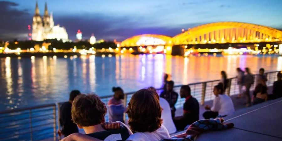 Sonnenuntergang auf dem neuen Rheinboulevard mit Blick auf den Dom. Für den «Glücksatlas 2020» haben Experten die Zufriedenheit der Menschen in Deutschland untersucht. Foto: picture alliance / dpa