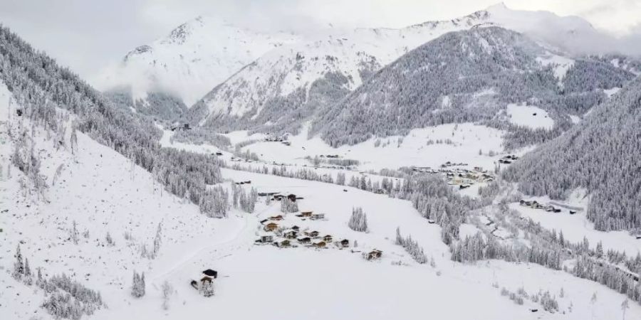 Das Kalsertal in Osttirol ist mit Schnee bedeckt. Der Winter macht sich in Teilen Österreichs mit enormen Schnee- und Regenmengen bemerkbar. Foto: Johann Groder/APA/EXPA/dpa