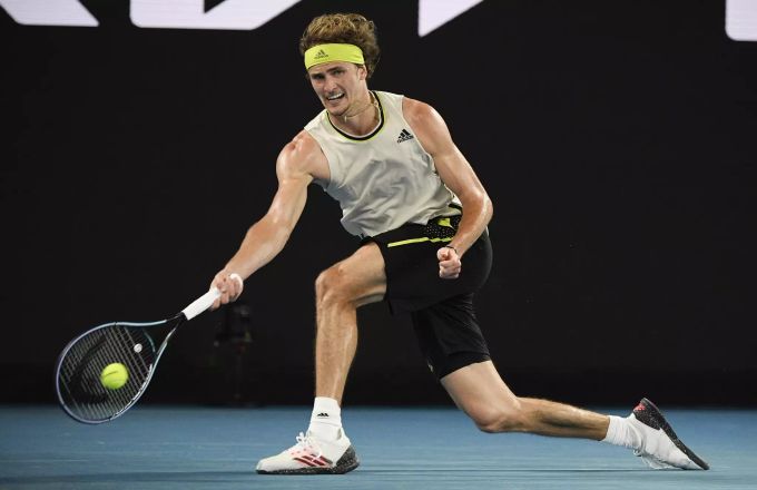 Alexander Zverev spielt eine Vorhand gegen Novak Djokovic. Alexander Zverev Novak Djokovic