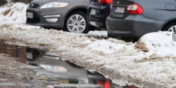 Autos parken - wie hier in Halle - zwischen Schneehaufen. Das einsetzende Tauwetter hält auch bis zum Ende der Woche an. Foto: Jan Woitas/dpa-Zentralbild/dpa Autos parken - wie hier in Halle - zwischen Schneehaufen. Das einsetzende Tauwetter hält auch bis zum Ende der Woche an. Foto: Jan Woitas/dpa-Zentralbild/dpa