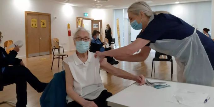 Emily Lawson aus Kirkintilloch erhält eine Impfung gegen das Coronavirus. 101-jährige erhält Corona-Impfung