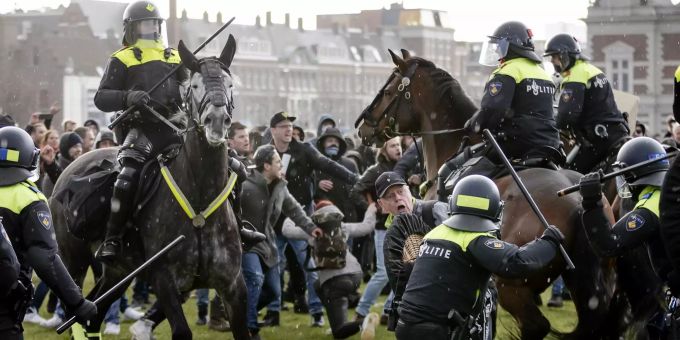 Corona-Krawalle - Zehn niederländische Polizisten verletzt
