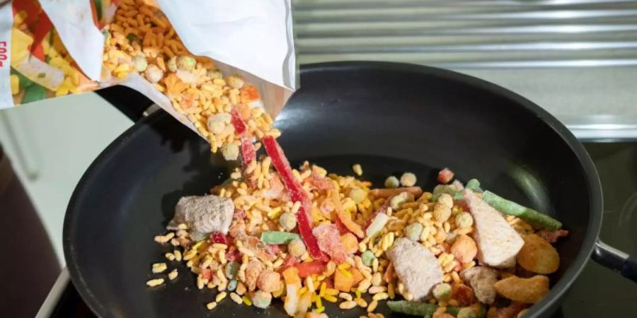 Homeoffice und geschlossen Restaurants: Fertiggerichte sind in der Corona-Krise mehr gefragt. Foto: Peter Steffen/dpa